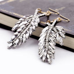 欧美时尚饰品新趋势 水晶羽毛耳环的优雅魅力